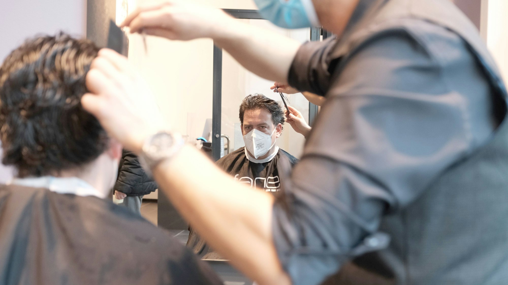 Köln. Adriano schneidet Jan Wördenweber die Haare, nachdem Friseure nach dem Lockdown wieder arbeiten dürfen.