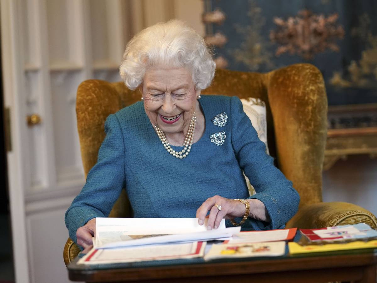 Königin Elizabeth II. blättert durch Dokumente.