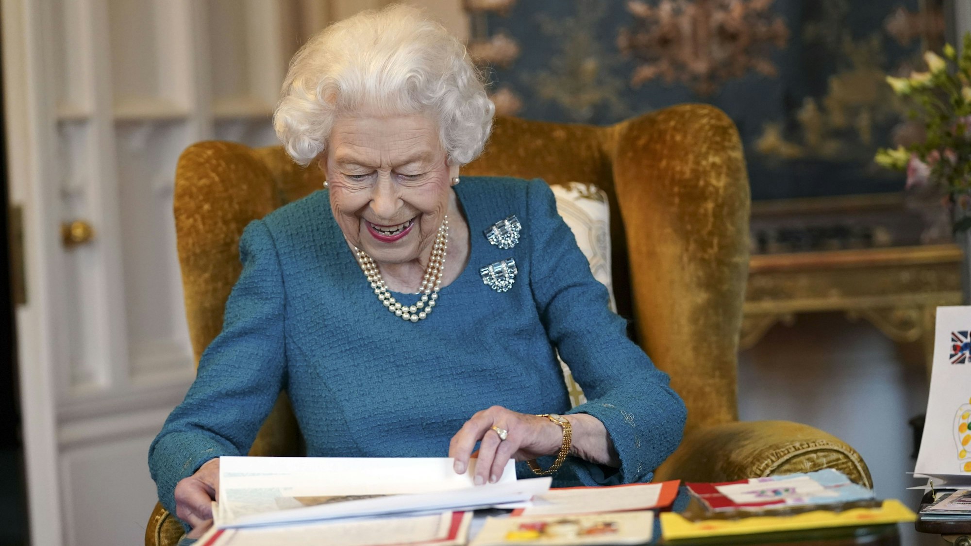 Königin Elizabeth II. blättert durch Dokumente.