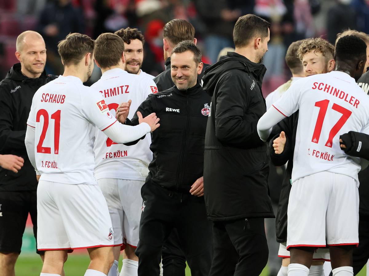 Andre Pawlak feiert den Sieg gegen Freiburg.