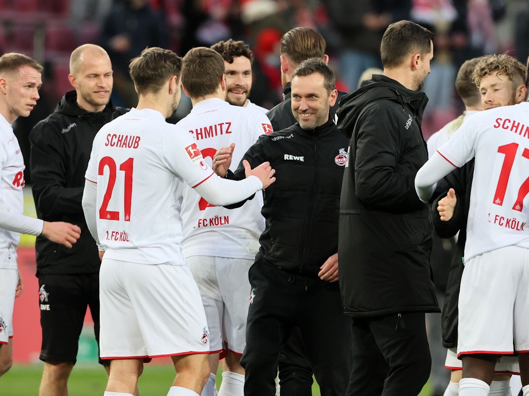 Andre Pawlak feiert den Sieg gegen Freiburg.