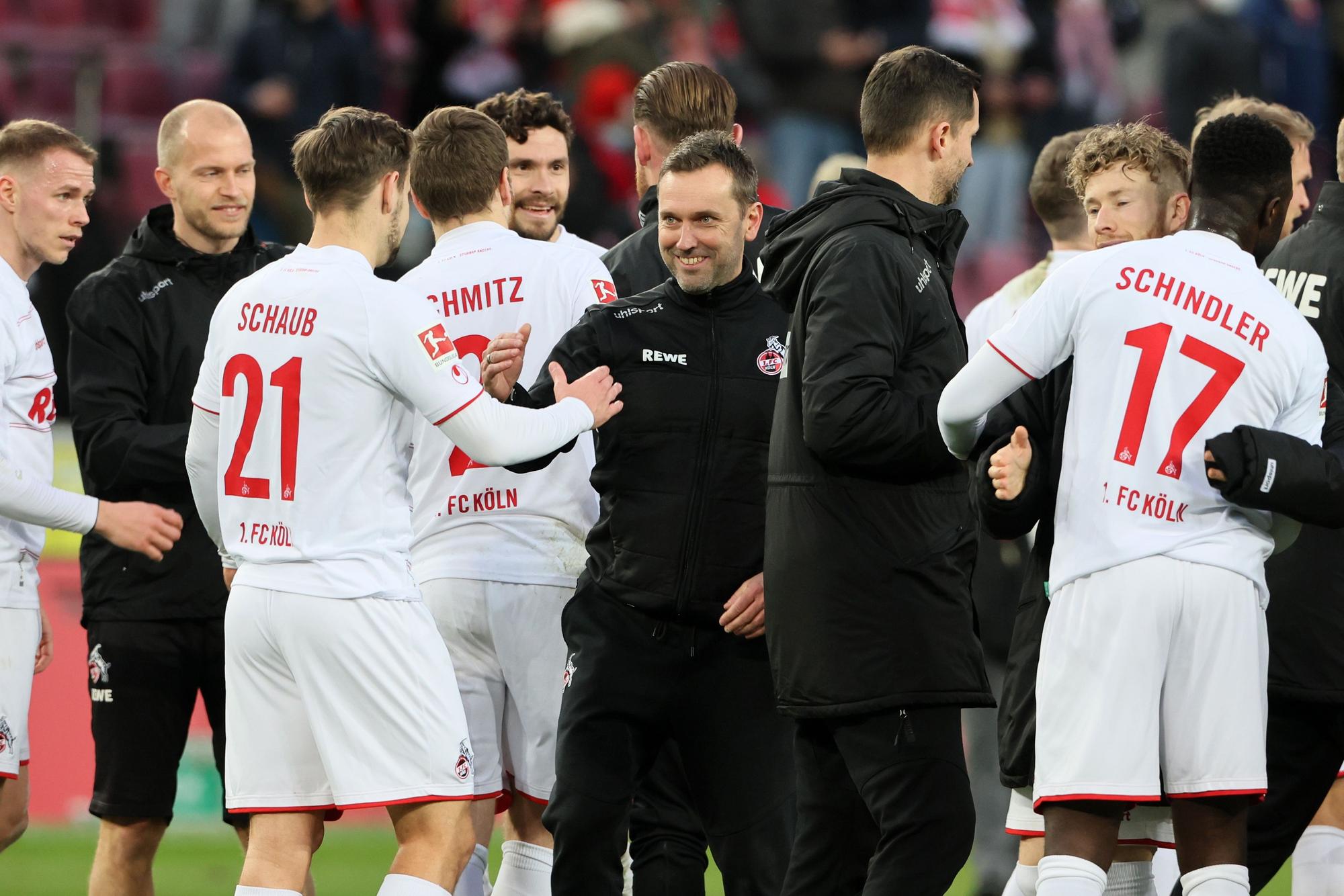 Andre Pawlak feiert den Sieg gegen Freiburg.