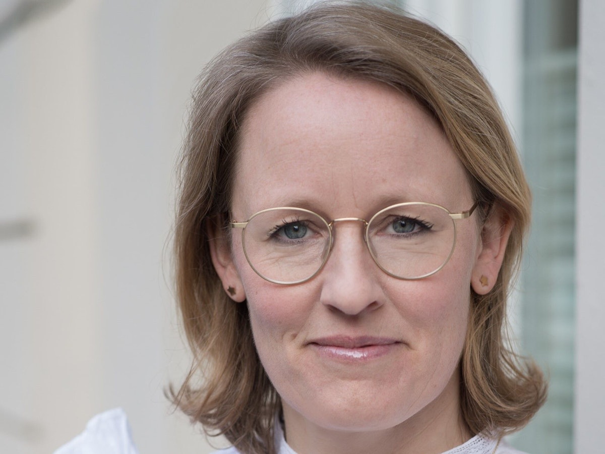 Donata Hopfen schaut in die Kamera.