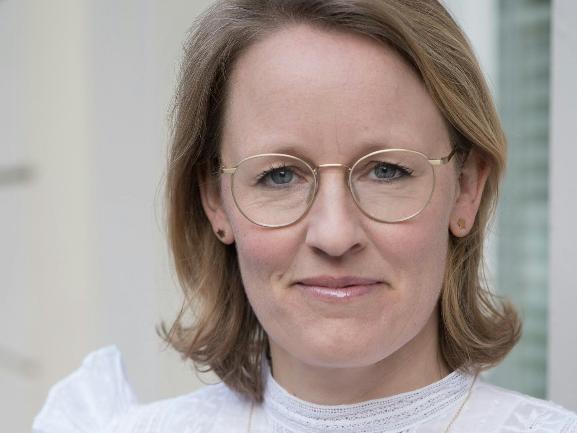 Donata Hopfen schaut in die Kamera.