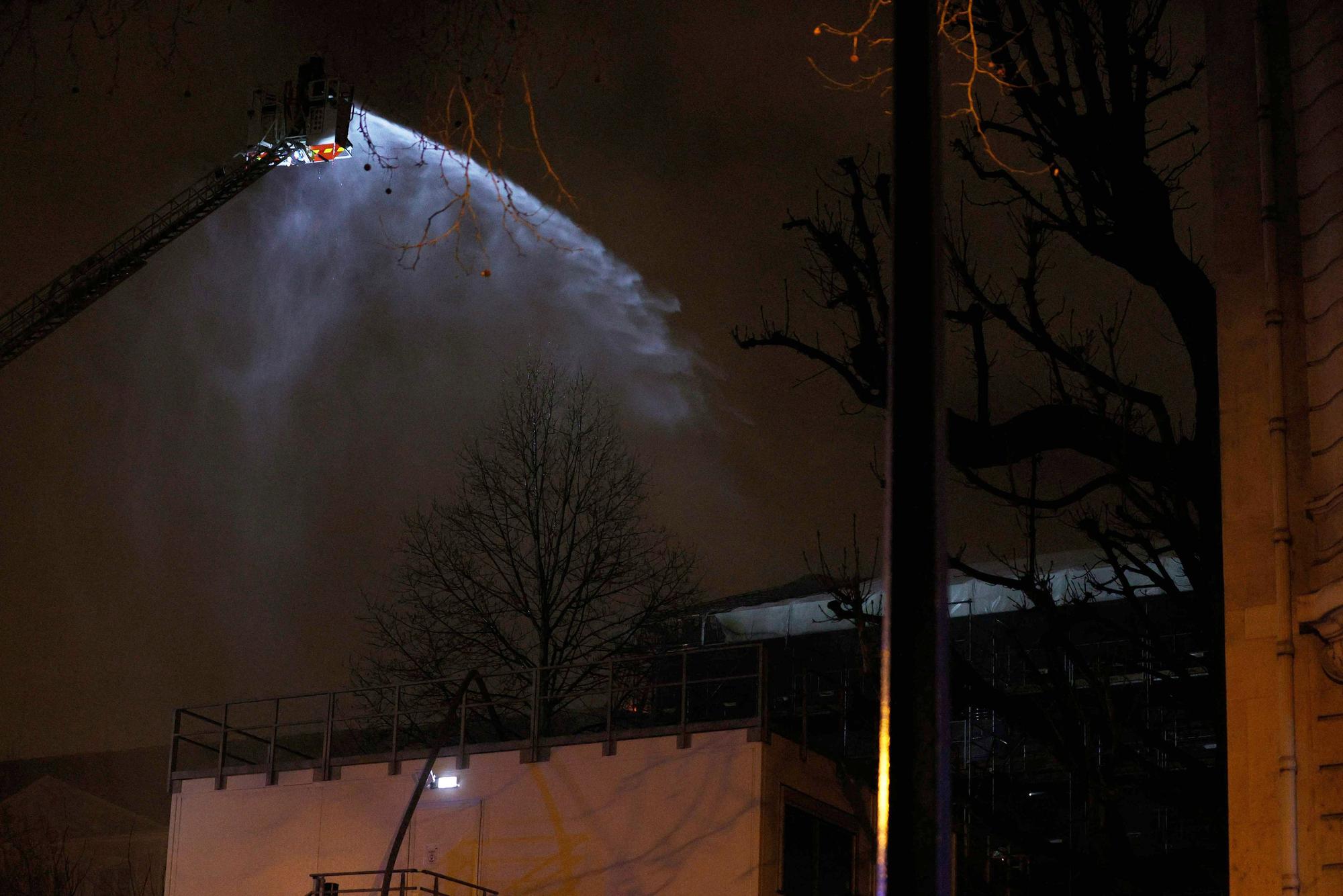 Feuerwehrleute versuchen, ein Feuer unter Kontrolle zu bringen, das am Ufer der Seine in der Nähe der Residenz des deutschen Botschafters ein im Bau befindliches Haus verwüstet hat.