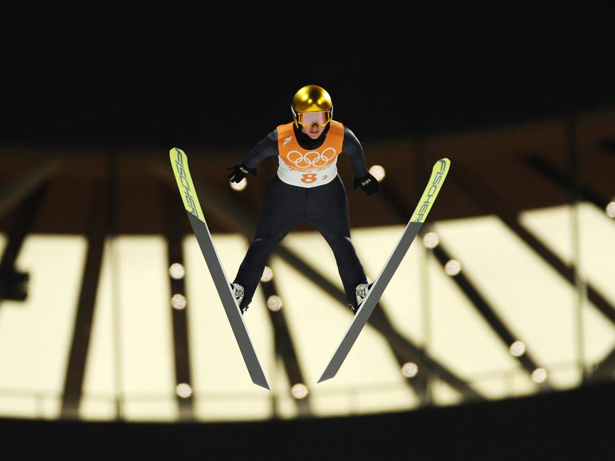 Katharina Althaus bei ihrem Versuch beim Team-Wettbewerb der Skispringer bei Olympia.