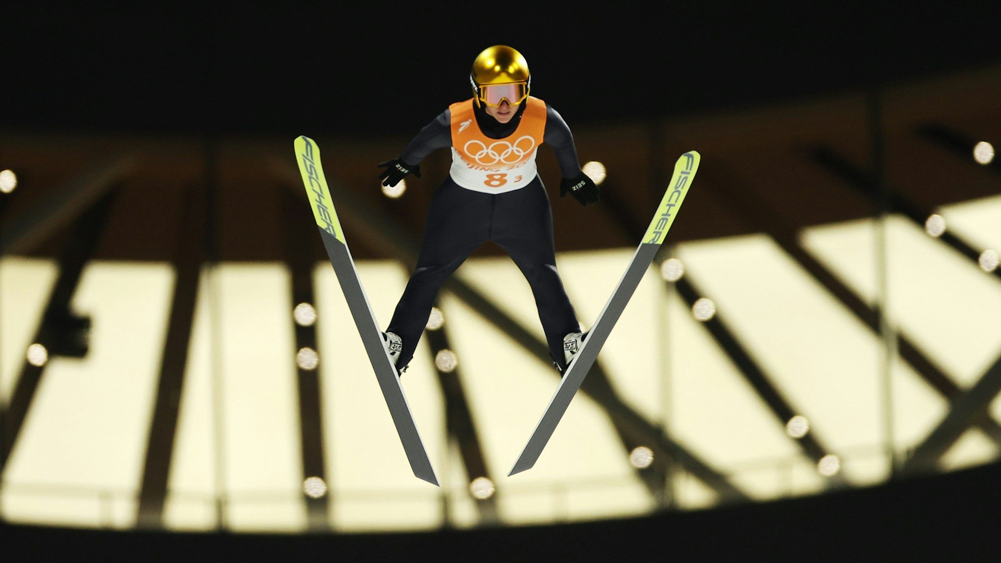 Katharina Althaus bei ihrem Versuch beim Team-Wettbewerb der Skispringer bei Olympia.