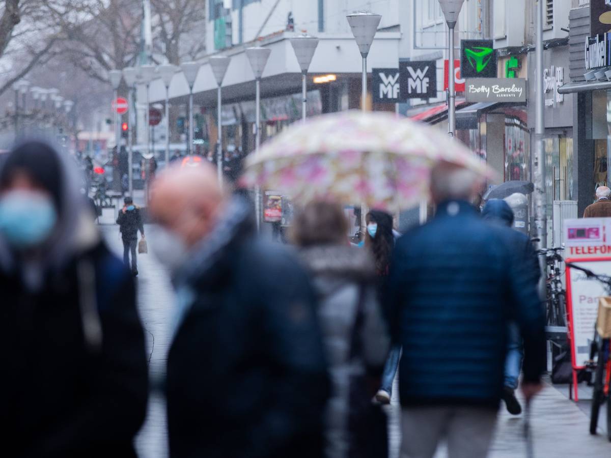 Wie das RKI mitteilt, lag die Zahl der erfassten Neuinfektionen binnen 24 Stunden am Donnerstagmorgen (24. Februar 2022) bei 216.322. Unser Foto vom 16. März 2021 zeigt die Innenstadt von Düren.