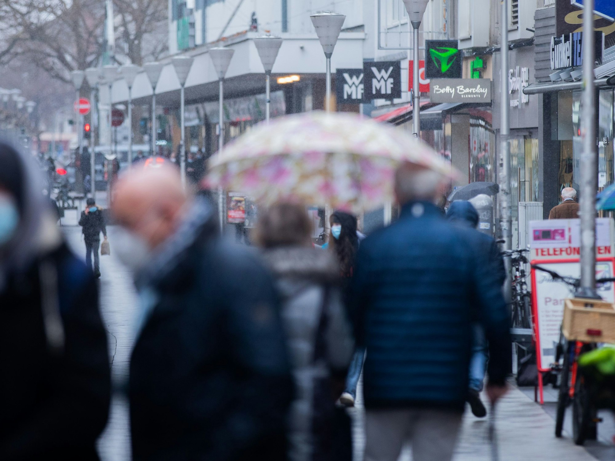Wie das RKI mitteilt, lag die Zahl der erfassten Neuinfektionen binnen 24 Stunden am Donnerstagmorgen (24. Februar 2022) bei 216.322. Unser Foto vom 16. März 2021 zeigt die Innenstadt von Düren.