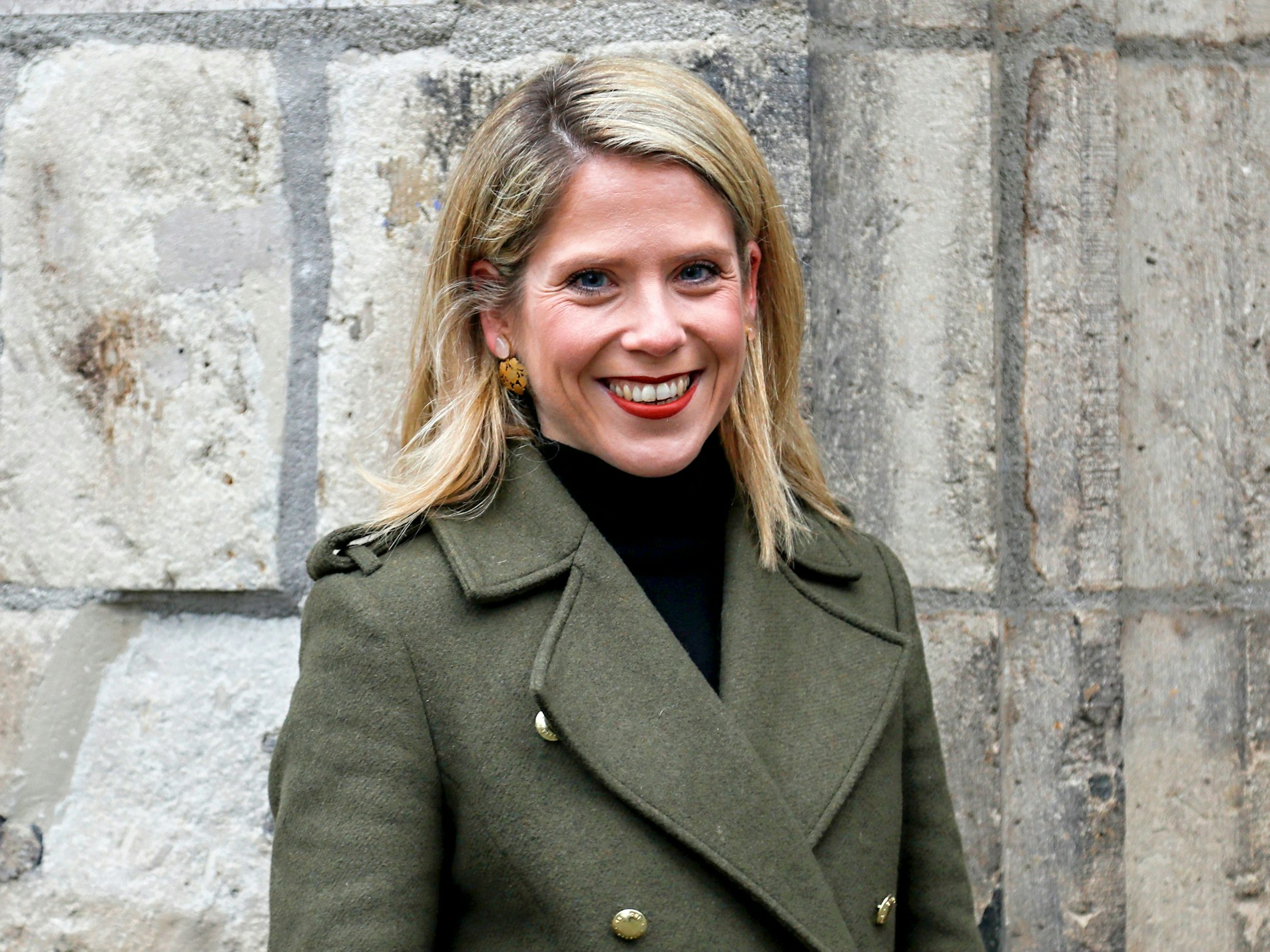 Anna-Sophia Sahm, Tanzmarie der Ehrengarde Köln, vor dem Gürzenich.