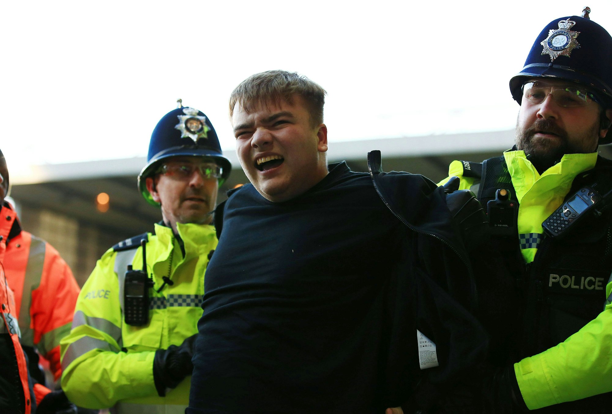 Dieser „Fan“ wurde nach seinem Angriff auf die Spieler von Nottingham Forest von der Polizei festgenommen.