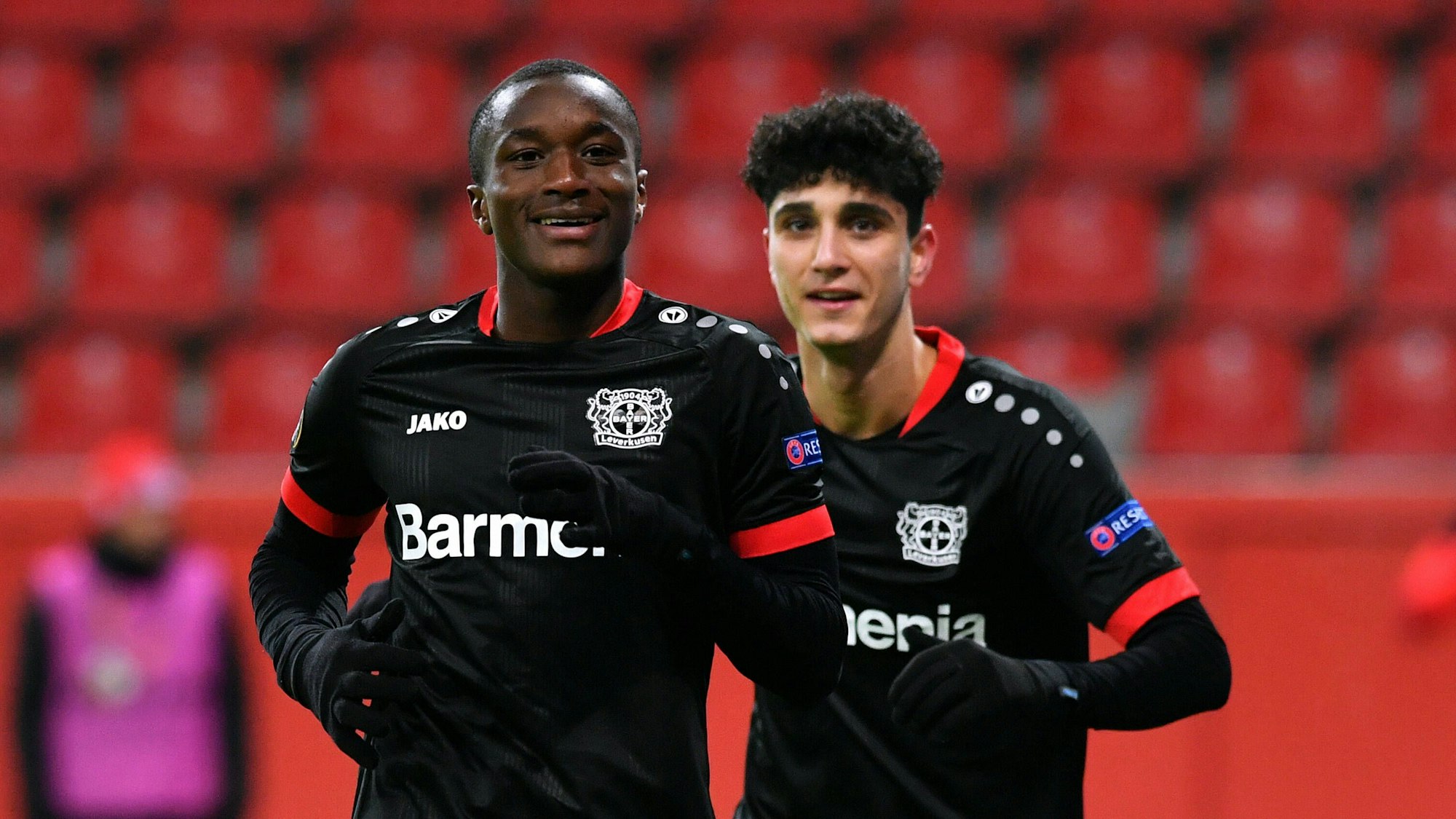 Moussa Diaby jubelt mit Emrehan Gedikli