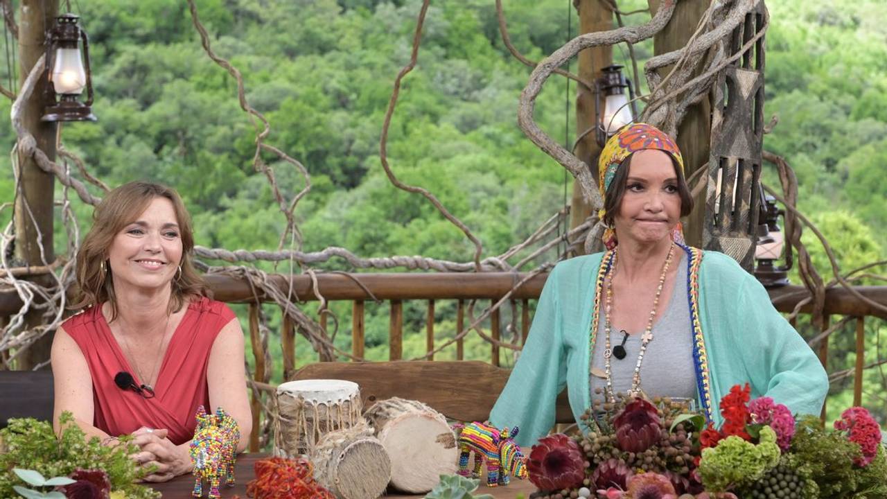 Tina Ruland (l.) und Anouschka Renzi (r.) auf einem Foto beim großen Dschungelcamp-Wiedersehen am 06. Februar 2022.