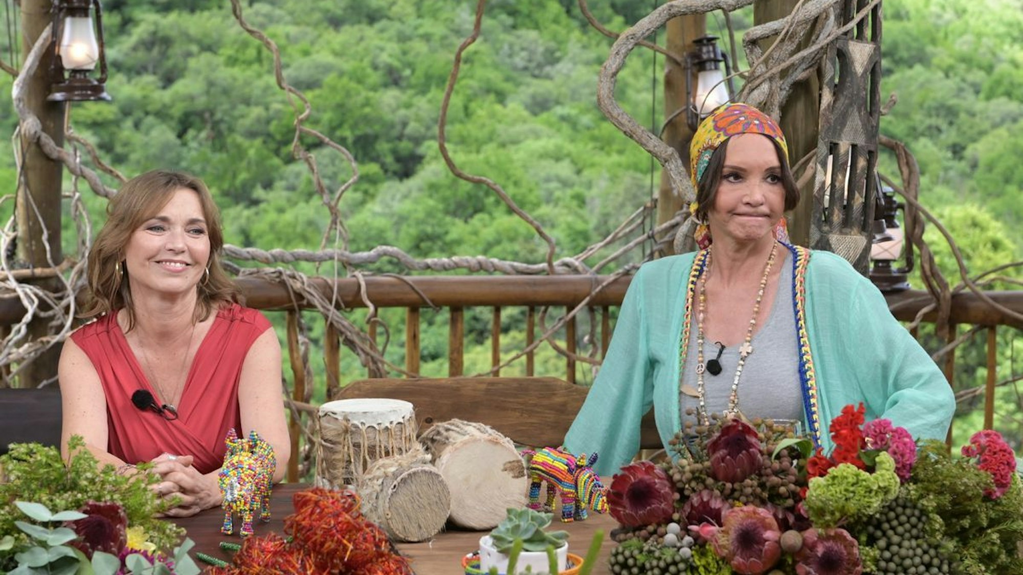 Tina Ruland (l.) und Anouschka Renzi (r.) auf einem Foto beim großen Dschungelcamp-Wiedersehen am 06. Februar 2022.