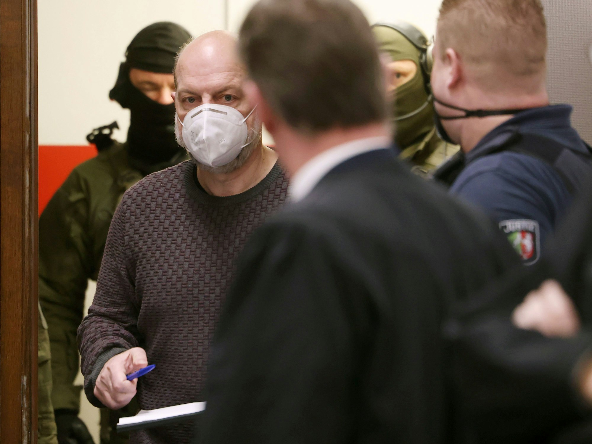 Der Angeklagte Thomas Drach (2.v.l) kommt im Landgericht in den Gerichtssaal.