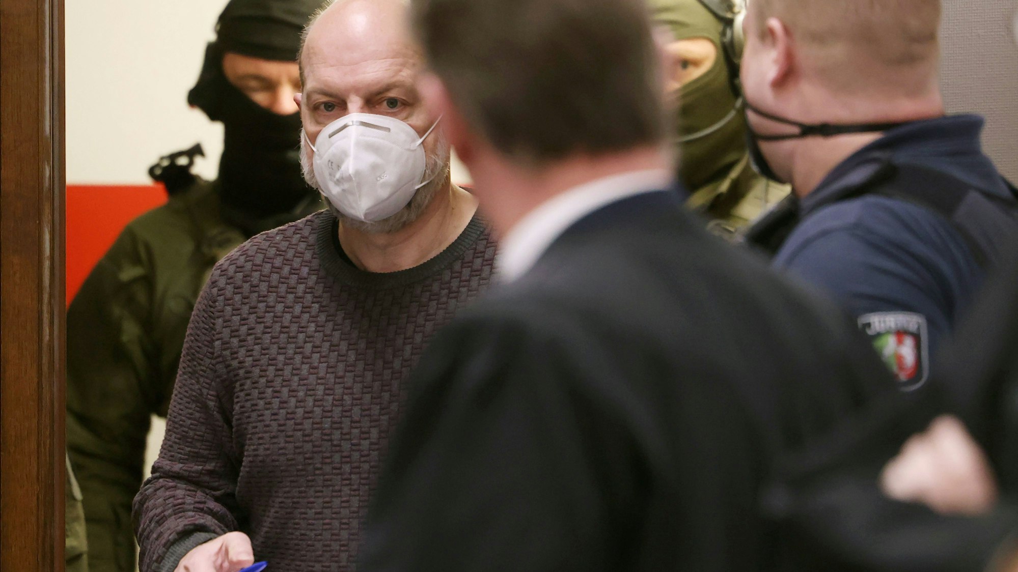 Der Angeklagte Thomas Drach kommt im Landgericht in den Gerichtssaal.