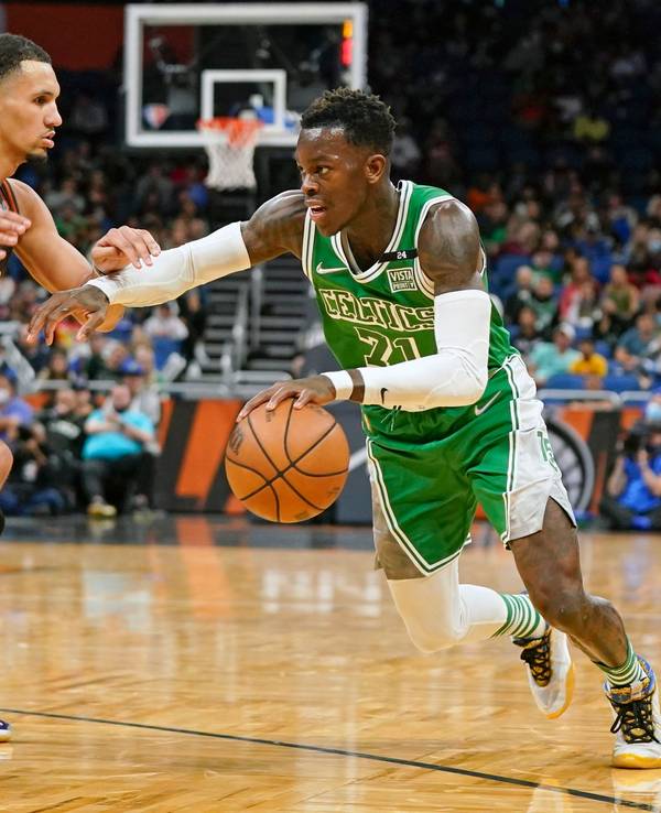 Orlando Magic-Guard Jalen Suggs (l) verteidigt, während Boston Celtics-Guard Dennis Schröder in der zweiten Hälfte zum Korb zieht.
