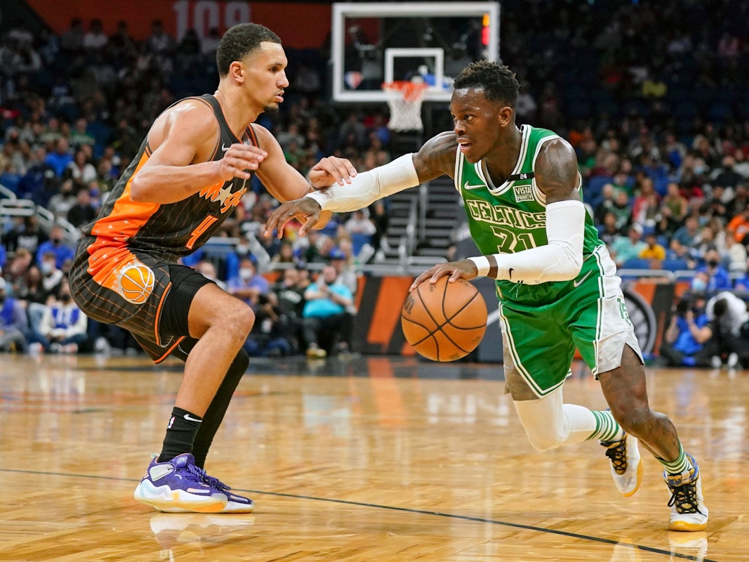 Orlando Magic-Guard Jalen Suggs (l) verteidigt, während Boston Celtics-Guard Dennis Schröder in der zweiten Hälfte zum Korb zieht.