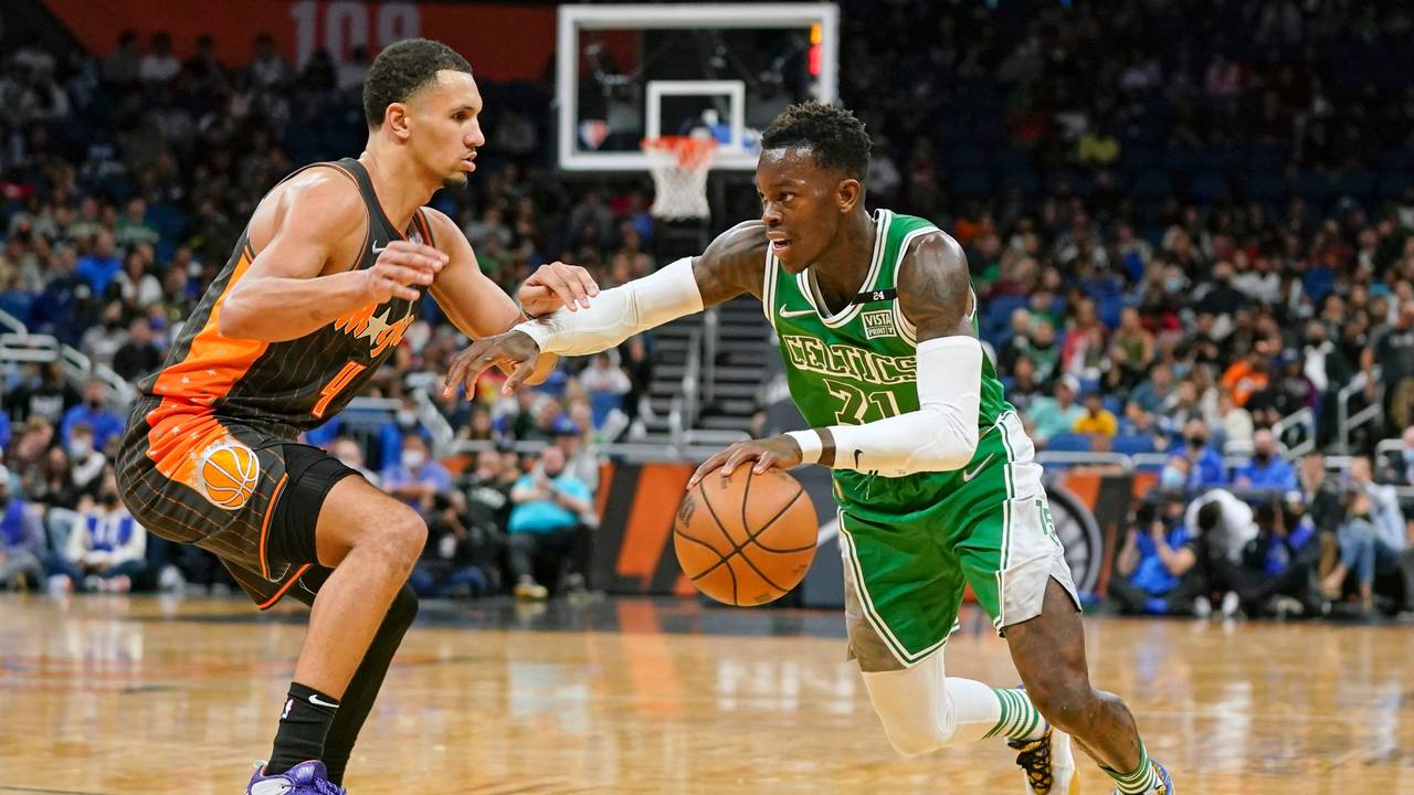Orlando Magic-Guard Jalen Suggs (l) verteidigt, während Boston Celtics-Guard Dennis Schröder in der zweiten Hälfte zum Korb zieht.