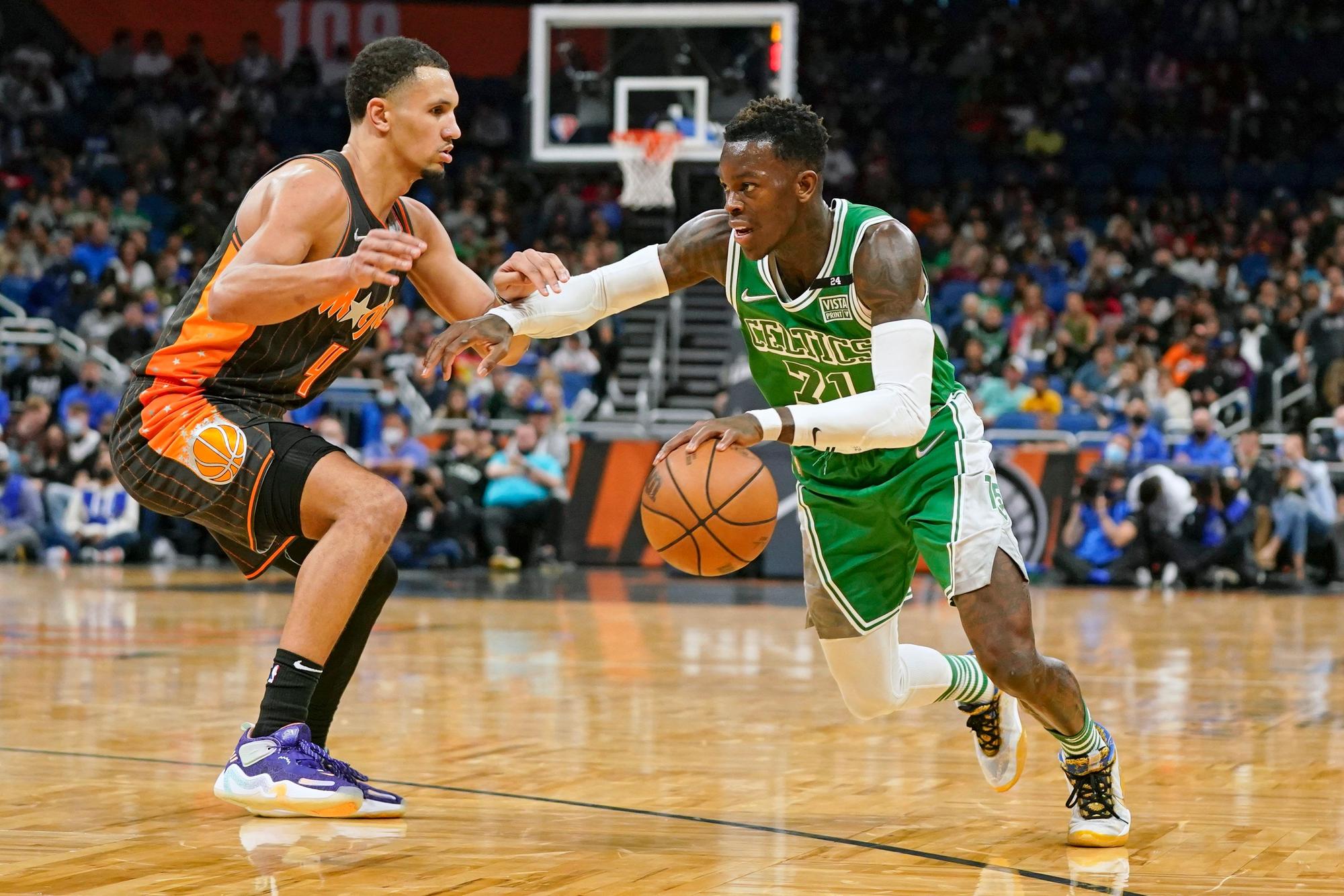 Orlando Magic-Guard Jalen Suggs (l) verteidigt, während Boston Celtics-Guard Dennis Schröder in der zweiten Hälfte zum Korb zieht.