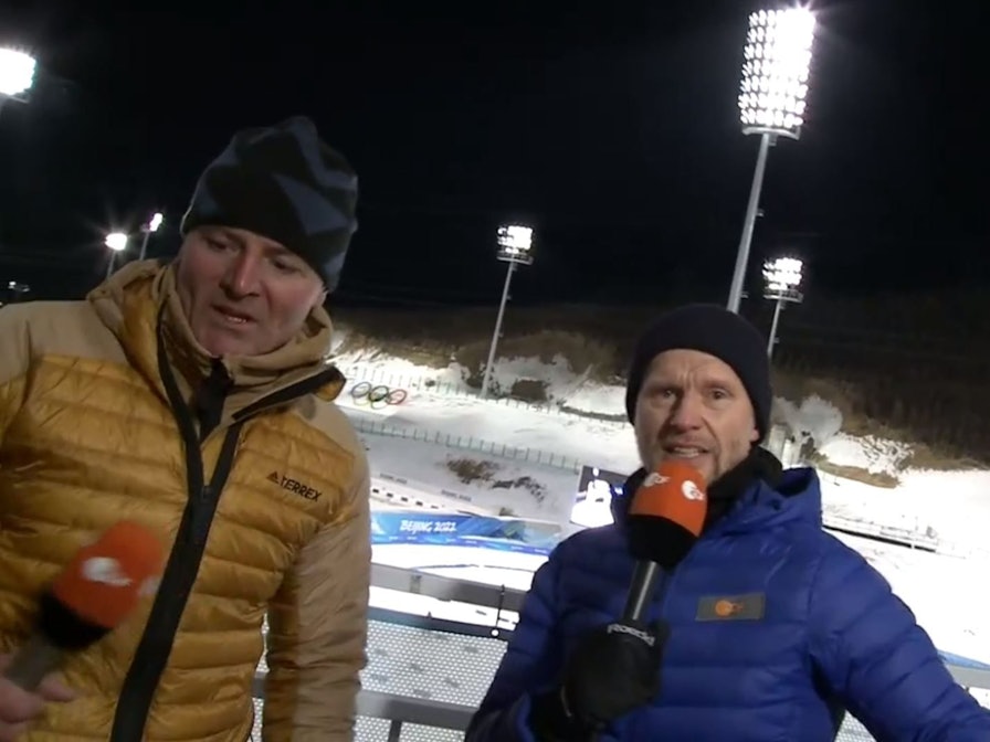 Bei der Olympia-Übertragung zum Biathlon im ZDF hat der Kameramann einen Schwächeanfall und sackt zu Boden.