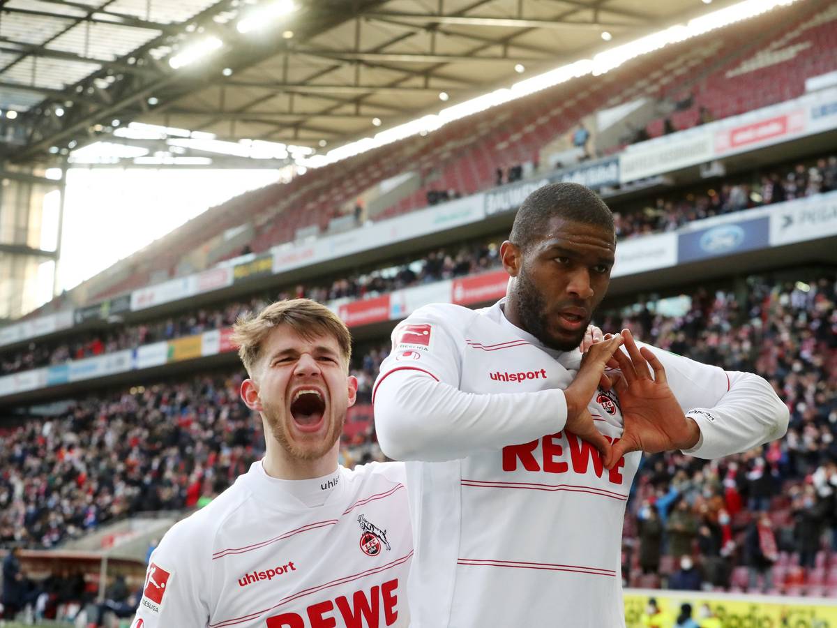 Anthony Modeste und Jan Thielmann vom 1. FC Köln jubeln gegen den SC Freiburg.