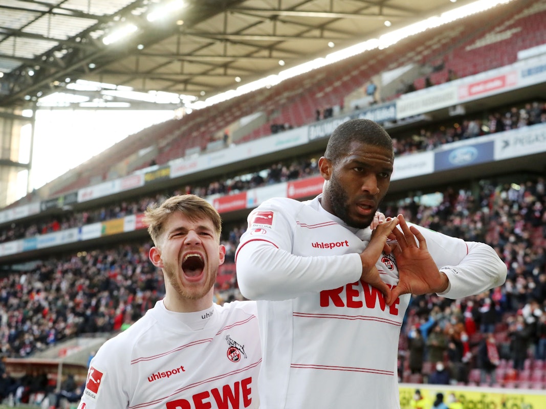 Anthony Modeste und Jan Thielmann vom 1. FC Köln jubeln gegen den SC Freiburg.