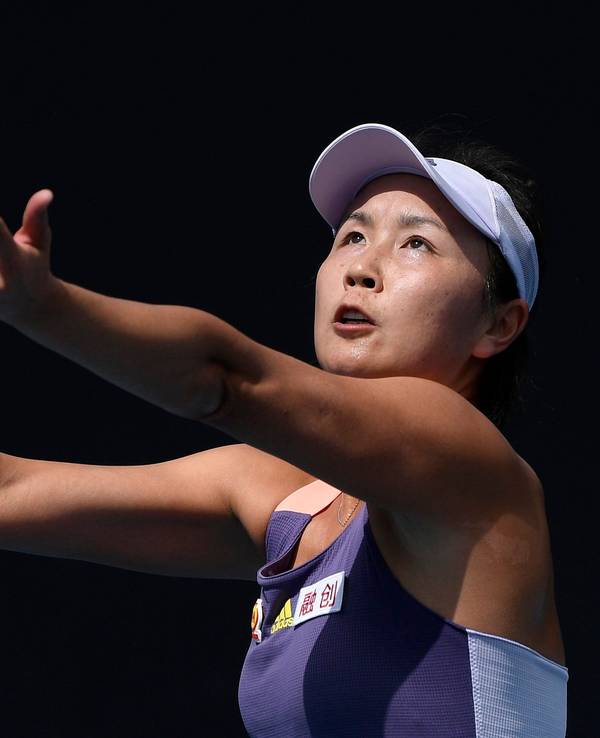 Tennis-Star Peng Shuai (36) schlägt bei den Australian Open auf.
