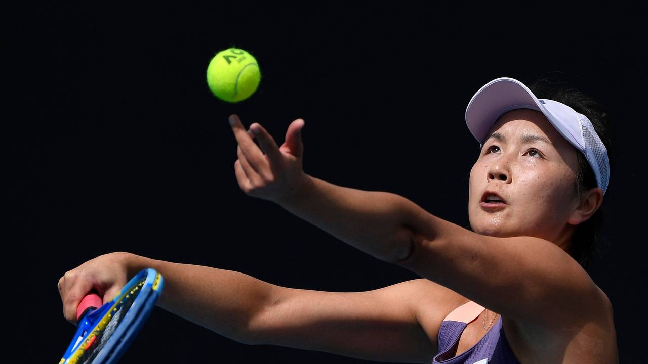Tennis-Star Peng Shuai (36) schlägt bei den Australian Open auf.