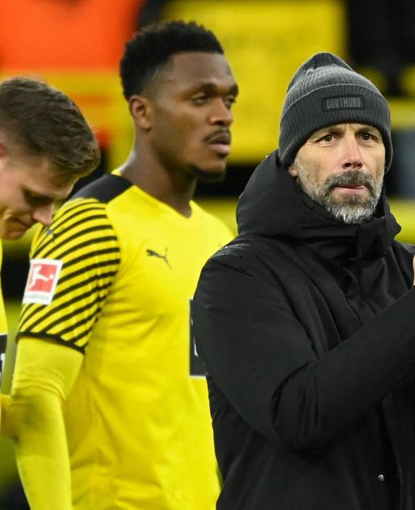 Marco Rose, Steffen Tigges und Dan-Axel Zagadou gehen vom Feld.