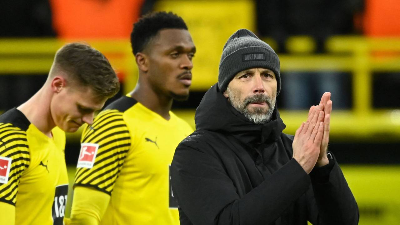 Marco Rose, Steffen Tigges und Dan-Axel Zagadou gehen vom Feld.