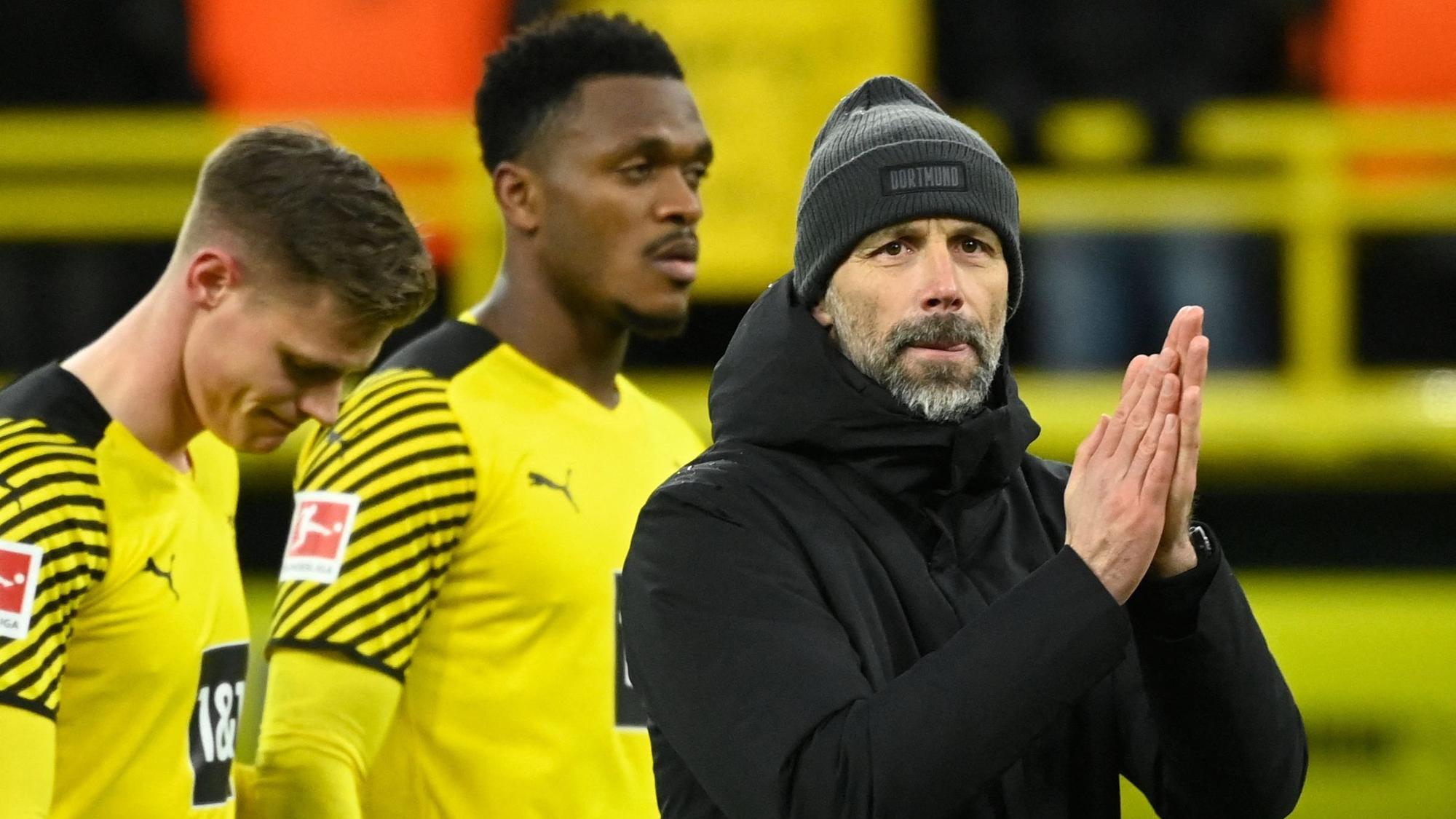 Marco Rose, Steffen Tigges und Dan-Axel Zagadou gehen vom Feld.