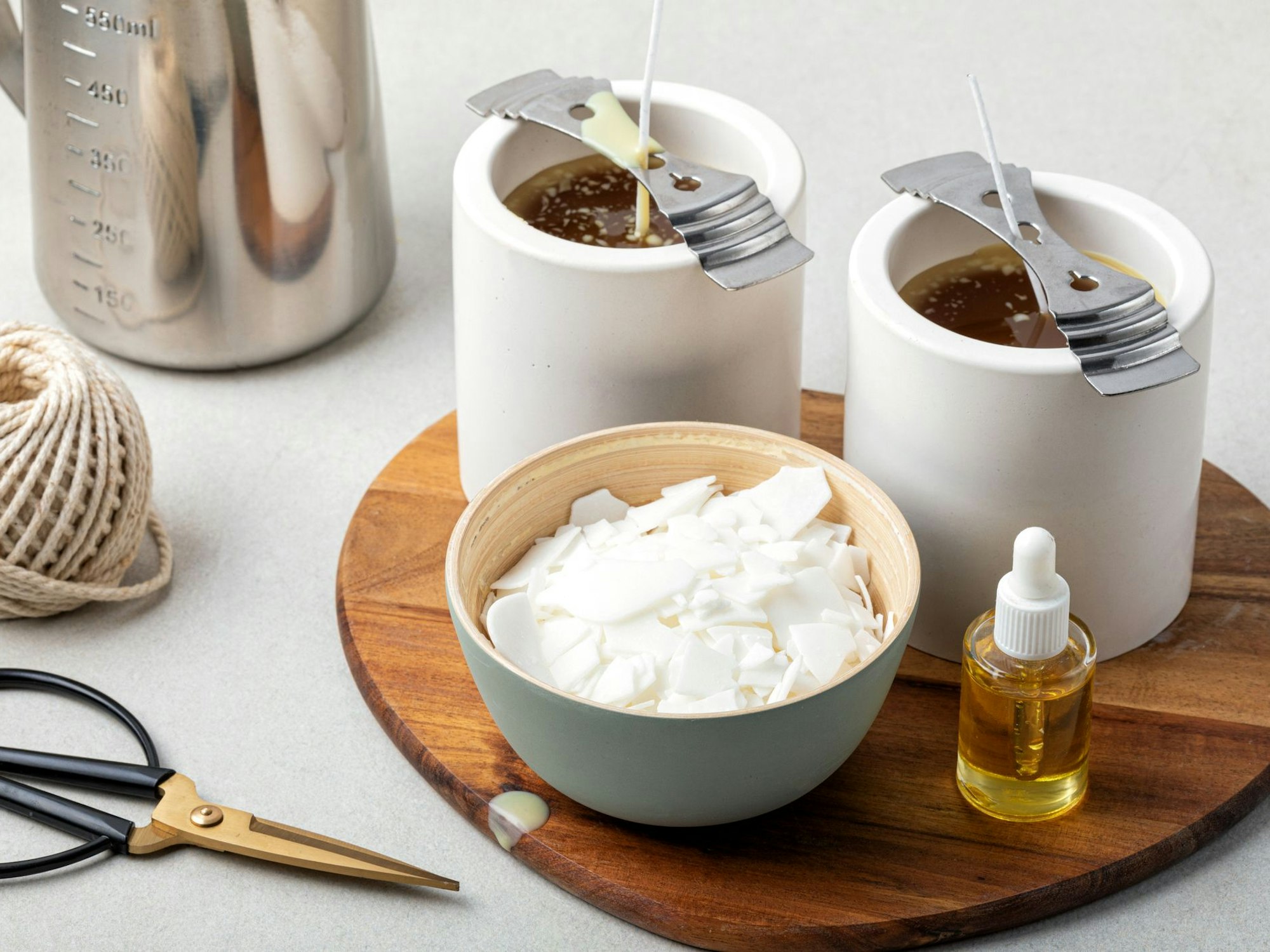 Kerzen sind mit wenigen Zutaten selbst gemacht.