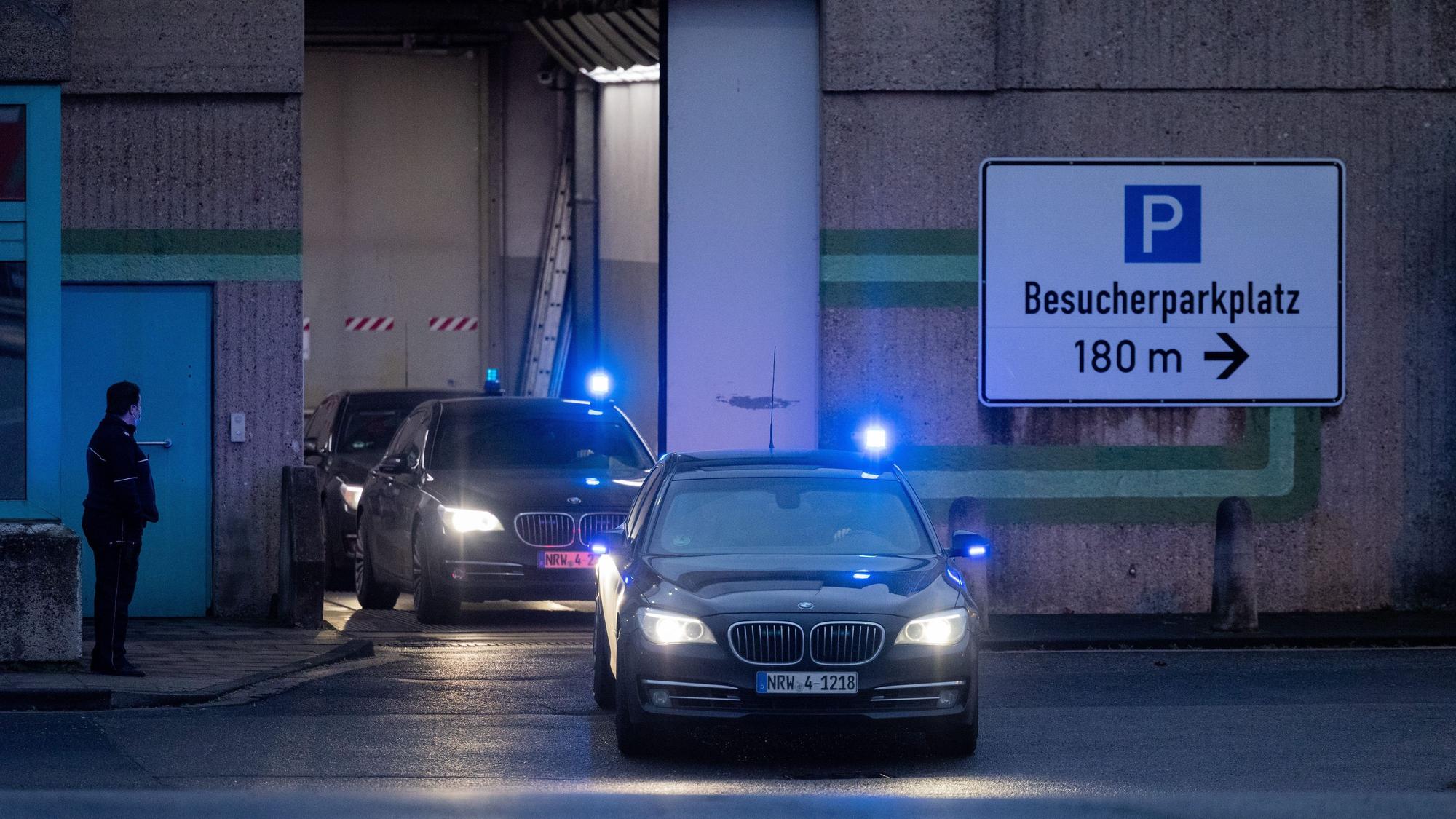 Drei Limousinen mit Blaulicht verlassen die JVA Ossendorf.