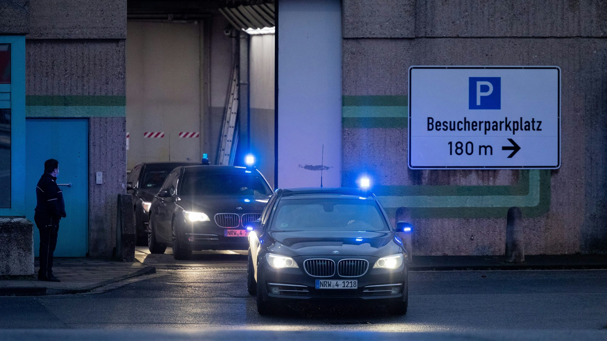 Drei Limousinen mit Blaulicht verlassen die JVA Ossendorf.