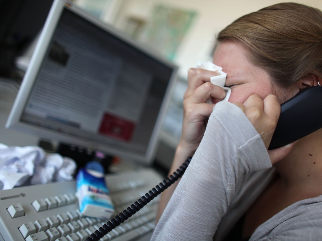 Eine junge Frau weint in der gestellten Szene in unserem Symbolbild: Nach 31 Jahren findet eine US-Familie eine schwer zu verkraftende Lüge über ihre Tochter heraus.