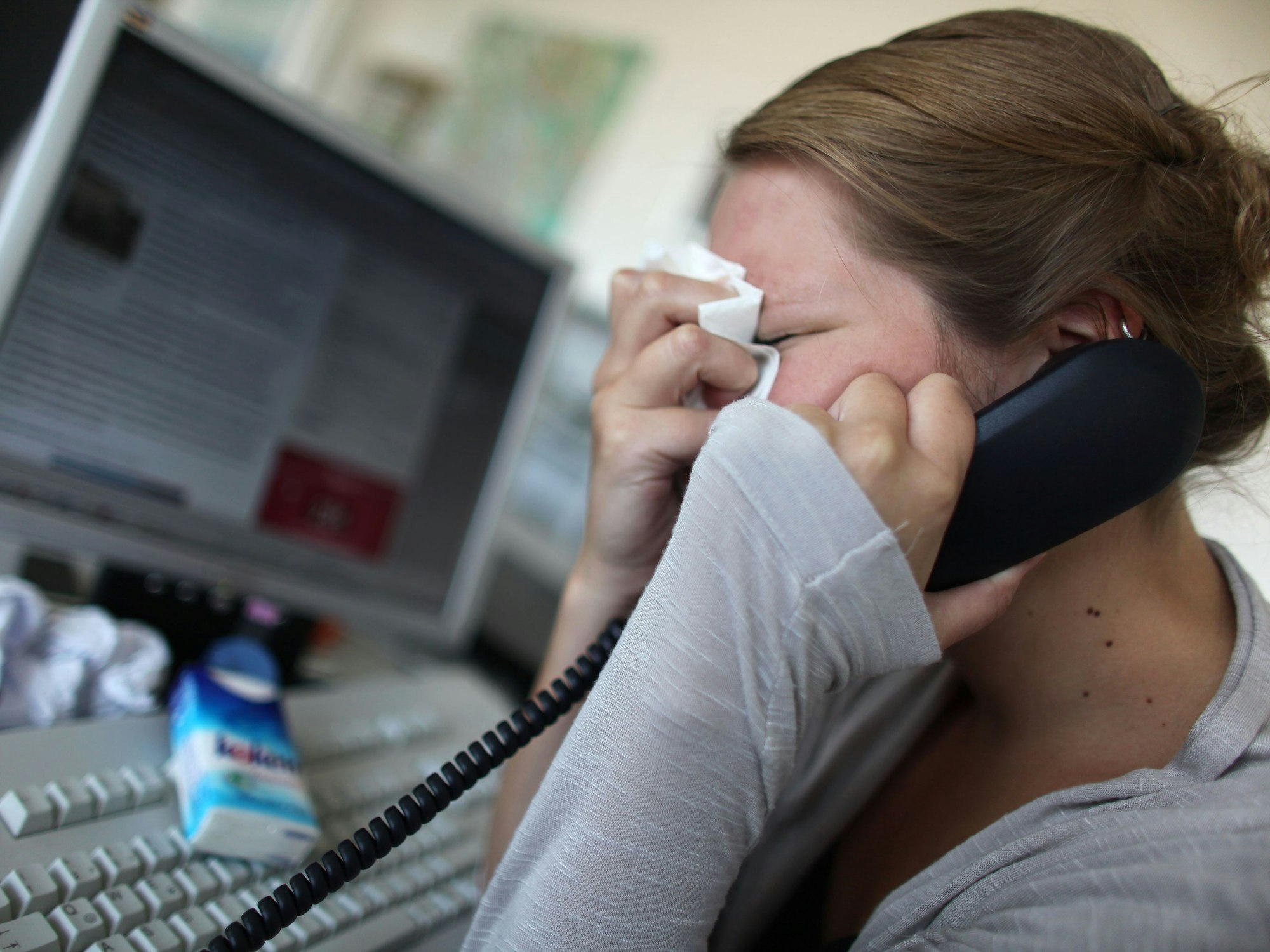 Eine junge Frau weint in der gestellten Szene in unserem Symbolbild: Nach 31 Jahren findet eine US-Familie eine schwer zu verkraftende Lüge über ihre Tochter heraus.