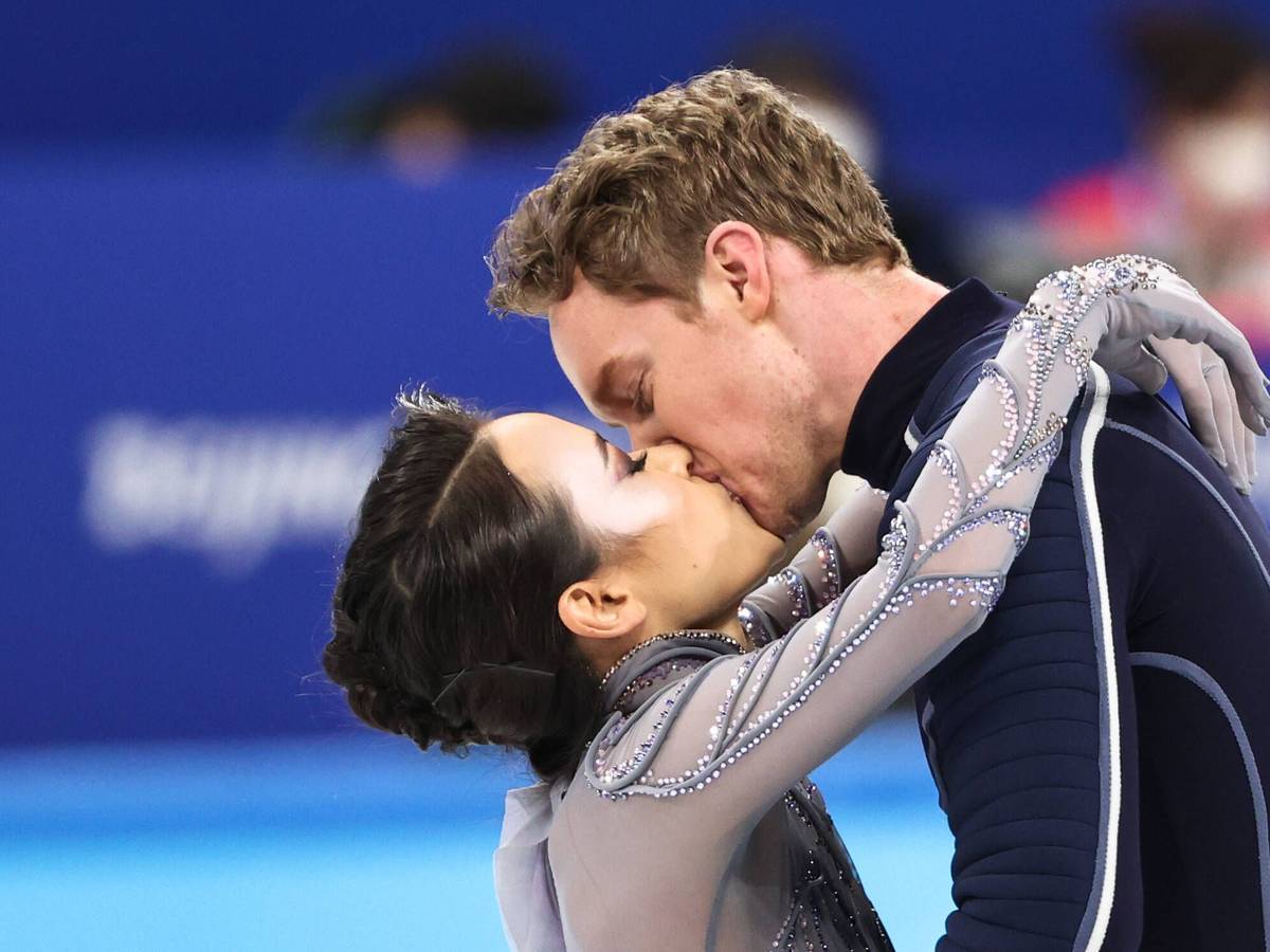 Madison Chock und Evan Bates (USA) küssen sich leidenschaftlich.