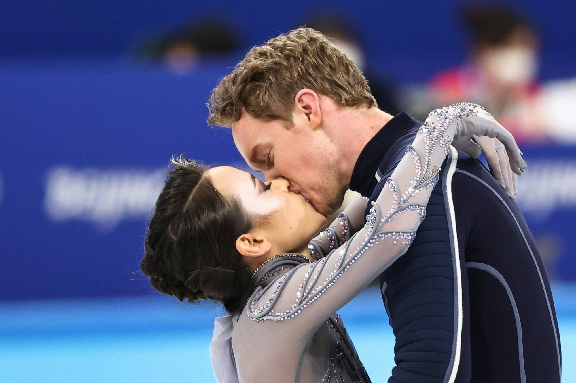 Madison Chock und Evan Bates (USA) küssen sich leidenschaftlich.