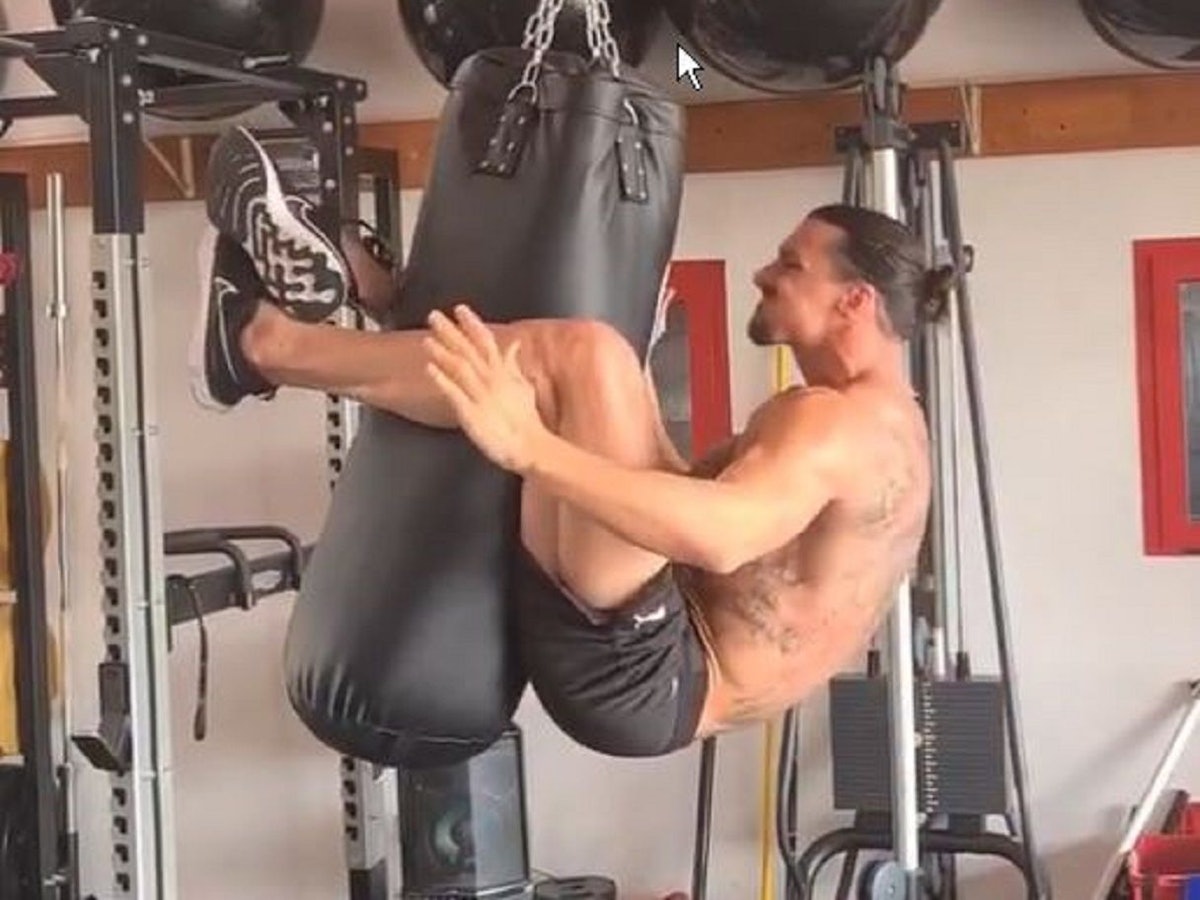 Zlatan Ibrahimovic trainiert seine Bauchmuskeln