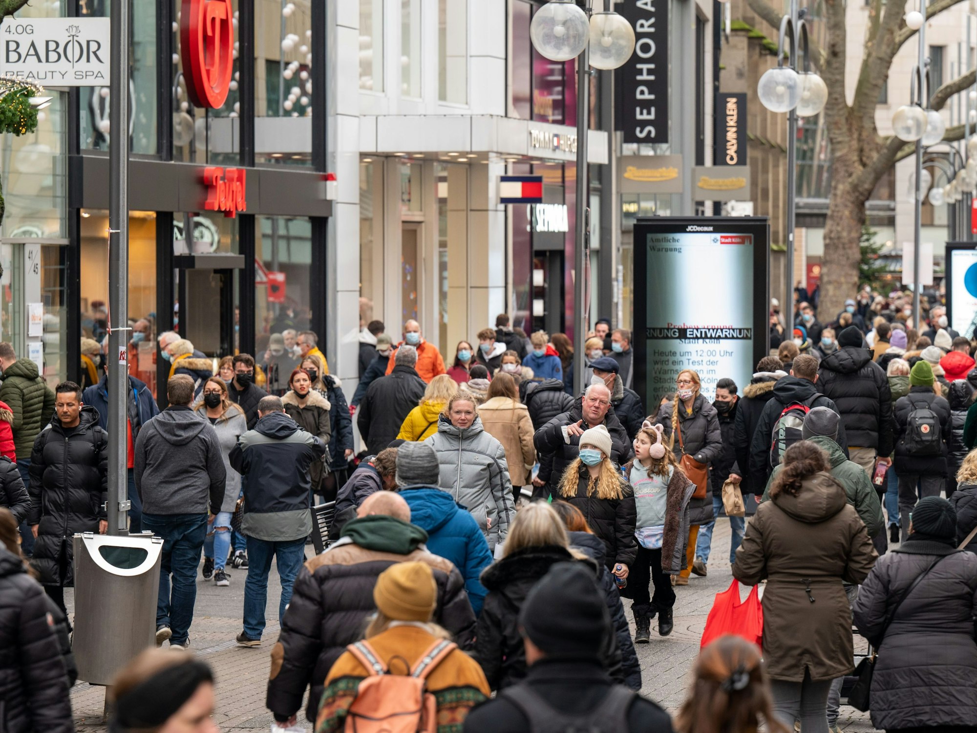Die stark frequentierte Kölner Schildergasse am 4. Dezember 2021.