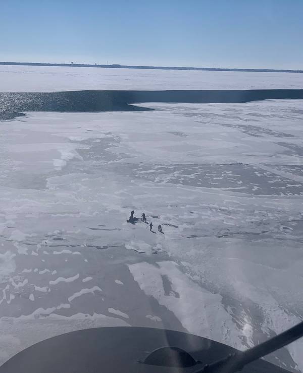 Die aus einem Hubschrauber der US-Küstenwache fotografierte Aufnahme (7. Februar 2022) zeigt auf einer Eisscholle gestrandete Menschen auf einem der fünf Großen Seen („Great Lakes“) im Nordosten der USA. Die US-Küstenwache konnte 18 Menschen von der treibenden Eisscholle retten, die sich kurz zuvor auf dem See an der Grenze zu Kanada gelöst hatte.