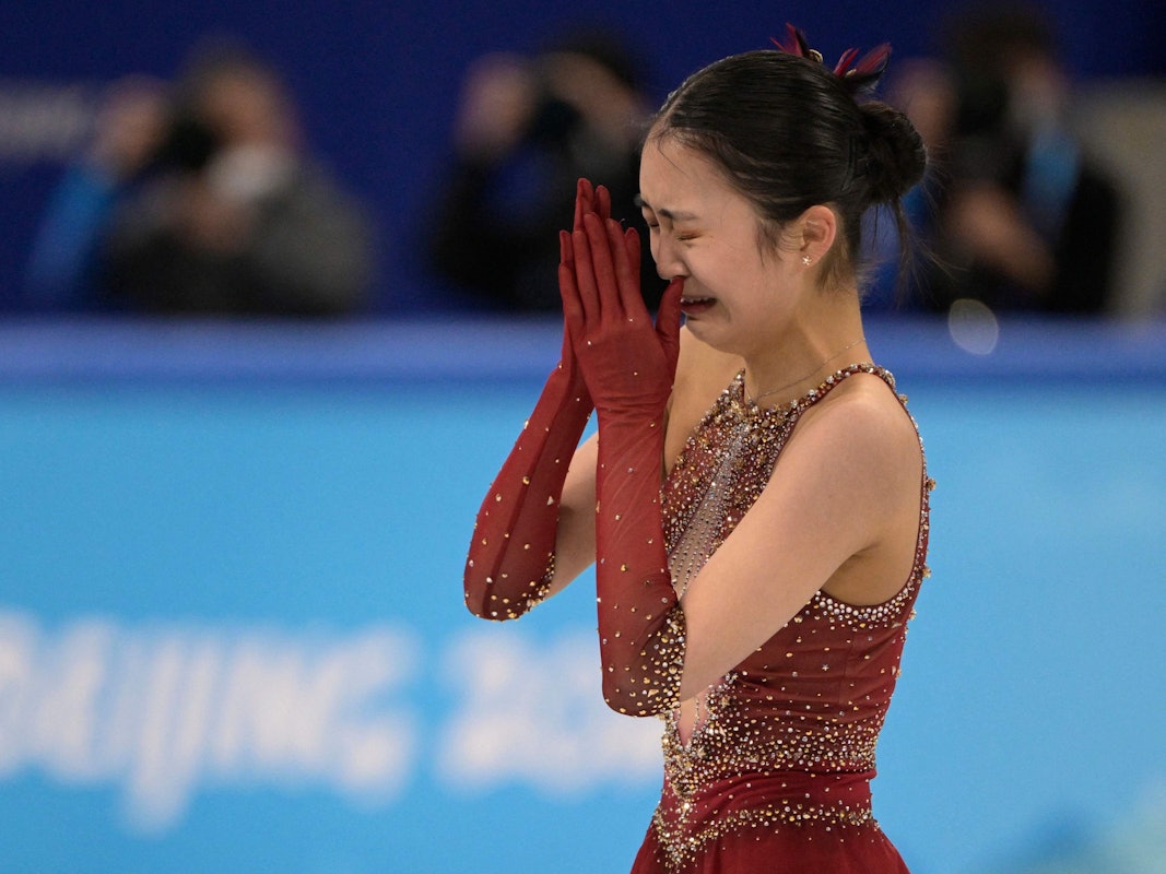 Zhu Yi weint nach ihrem verpatzten Olympia-Auftritt im Eiskunstlauf.