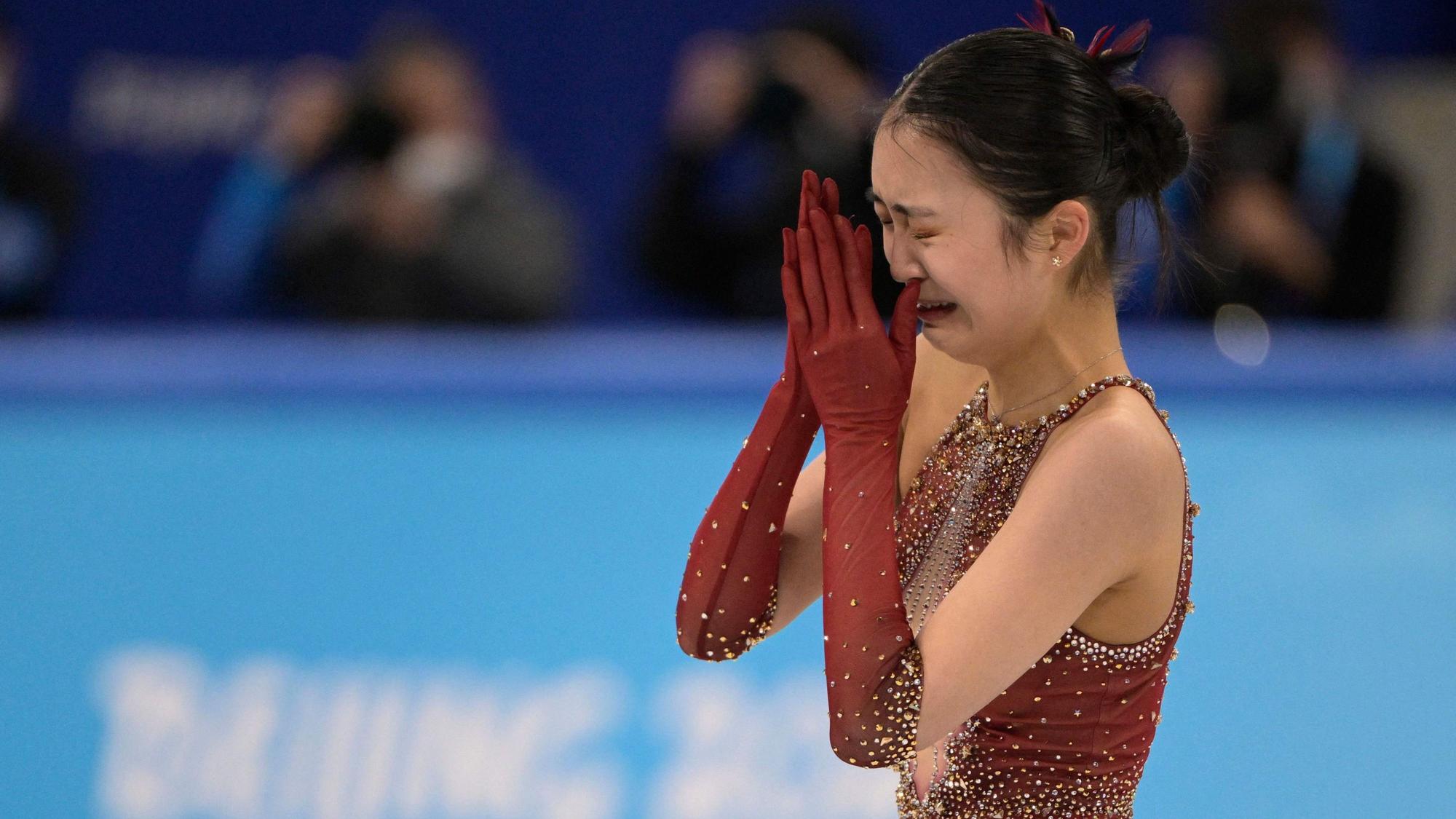 Zhu Yi weint nach ihrem verpatzten Olympia-Auftritt im Eiskunstlauf.