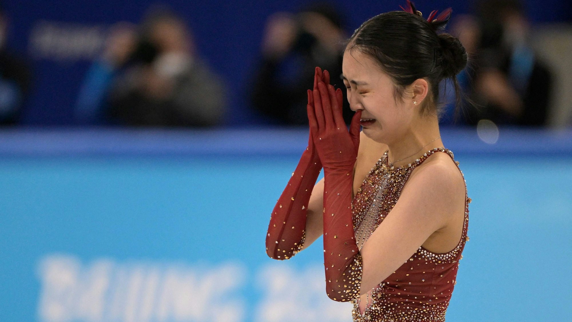 Zhu Yi weint nach ihrem verpatzten Olympia-Auftritt im Eiskunstlauf.