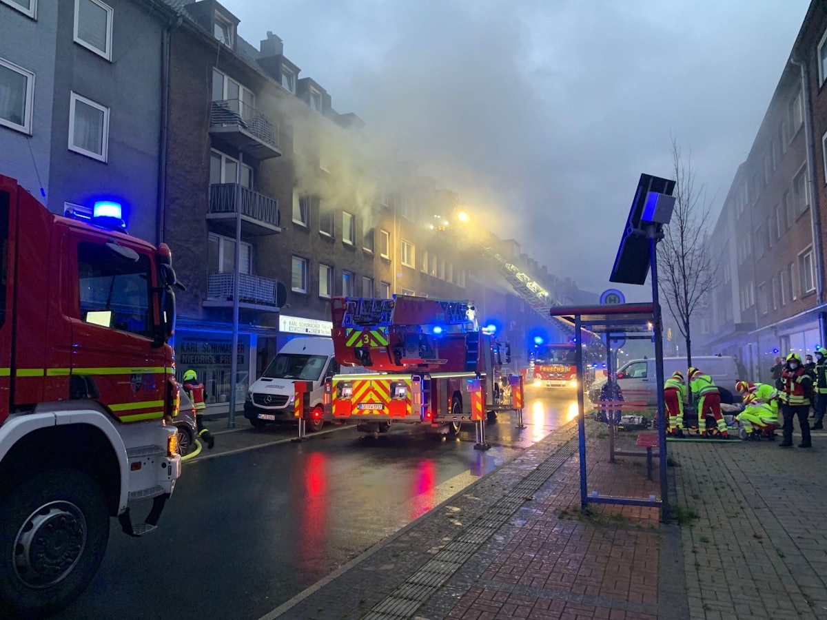 Feuerwehr Gelsenkirchen bei einem Wohnungsbrand in Schalke.