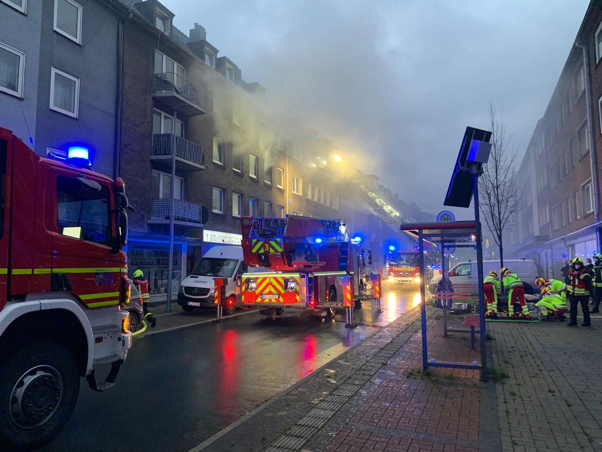 Feuerwehr Gelsenkirchen bei einem Wohnungsbrand in Schalke.