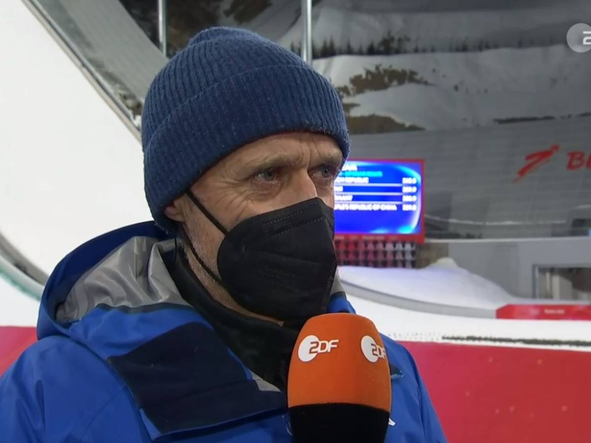 ZDF-Experte Toni Innauer spricht während der Olympia-Übertragung zum Skispringen.
