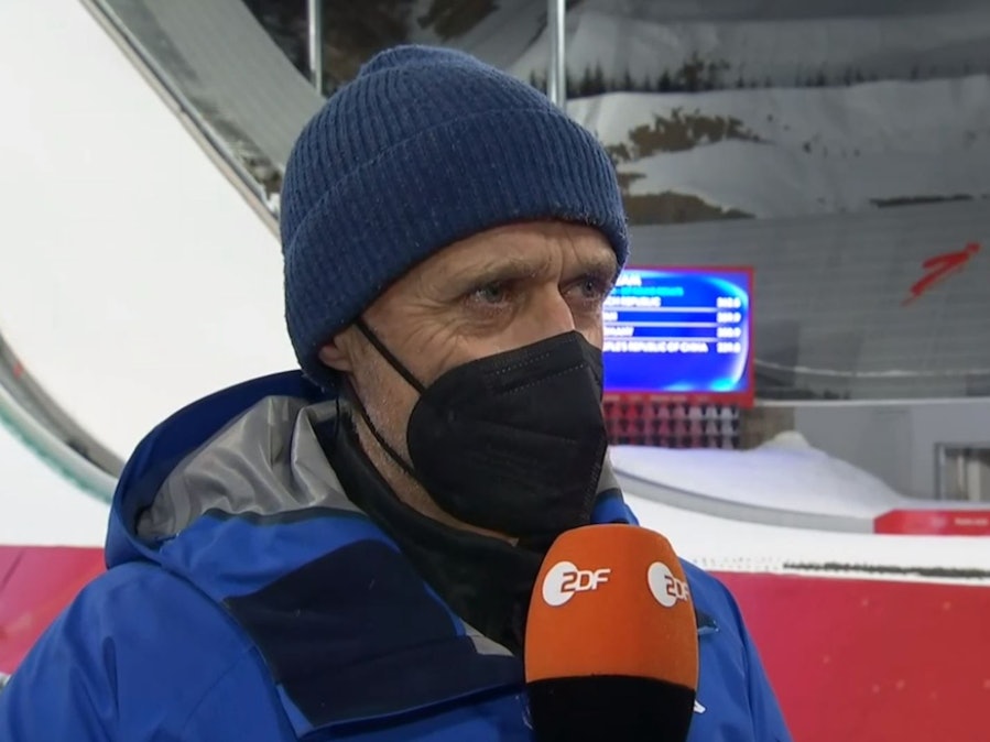 ZDF-Experte Toni Innauer spricht während der Olympia-Übertragung zum Skispringen.