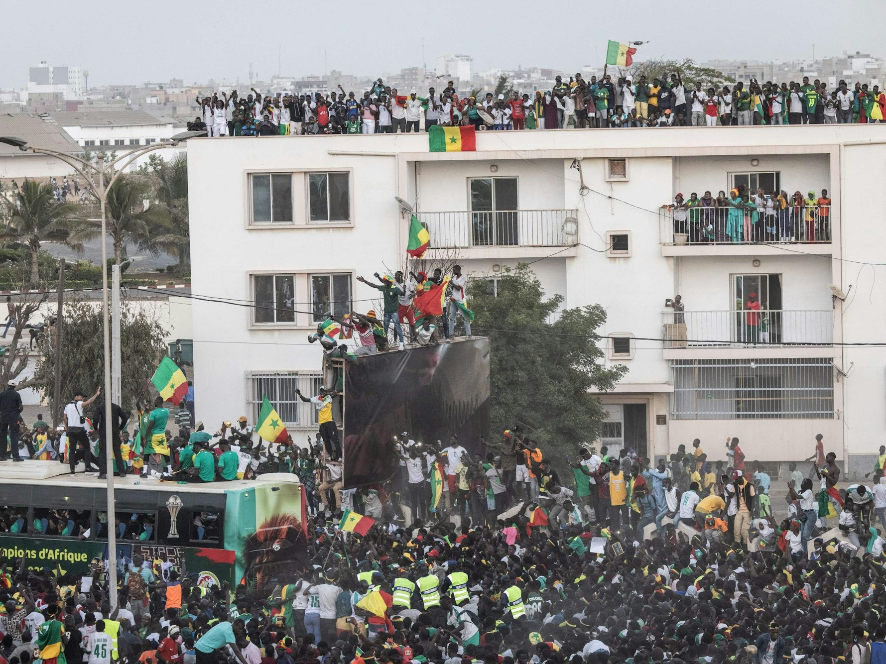 Fans jubeln dem Team des Senegal von der Straße und den Dächern zu